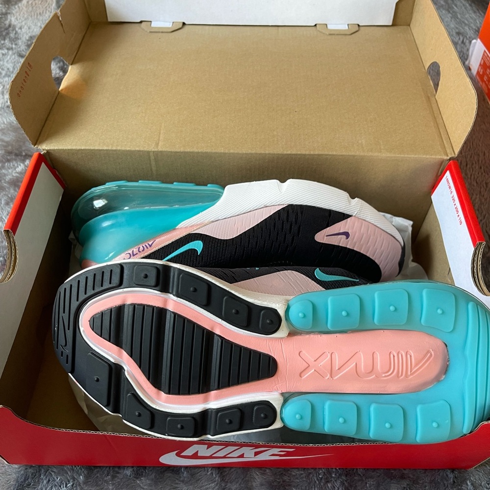 brand new never worn Nike 270s